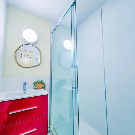 4 People-pool -elevator-near *